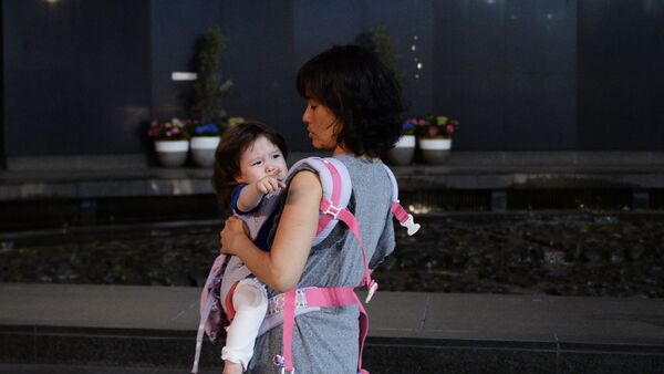 なぜ多くの人は、アジア人女性を「乳母」と思い込んだのか？【動画】 - Sputnik 日本