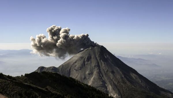 カムチャツカで火山が６０００メートルの噴煙を噴き上げる - Sputnik 日本