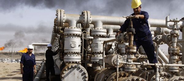 Iraqi workers are seen at the Rumaila oil refinery, near the city of Basra, 550 kilometers (340 miles) southeast of Baghdad, Iraq Iraqi workers are seen at the Rumaila oil refinery, near the city of Basra, 550 kilometers (340 miles) southeast of Baghdad, Iraq - Sputnik 日本