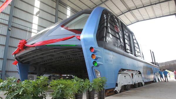 中国、世界初の門型バスのテストが開始（写真・動画） - Sputnik 日本