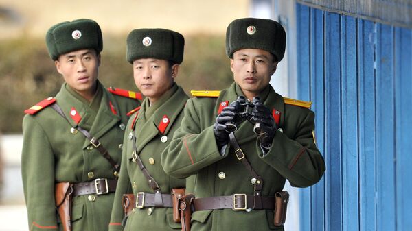Северокорейский солдат смотрит в бинокль - Sputnik 日本