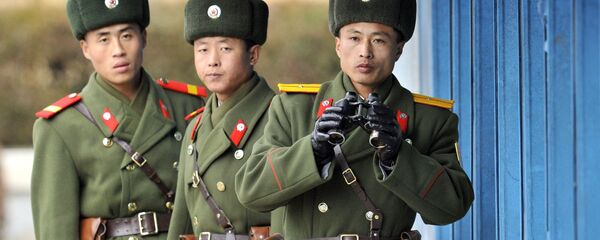 Северокорейский солдат смотрит в бинокль Северокорейский солдат смотрит в бинокль - Sputnik 日本