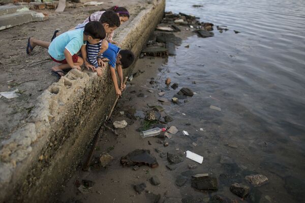 ２０１６年７月３０日。リオデジャネイロのグアナバラ湾の汚染された海岸でカニを捕まえようとしている子供たち。 - Sputnik 日本