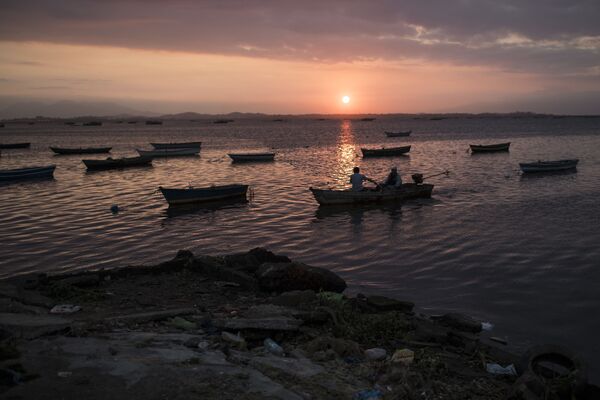 リオデジャネイロのグアナバラ湾の汚染された海岸近くのボート。 - Sputnik 日本