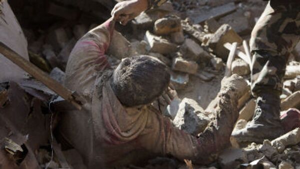 ネパール地震、女性被災者、瓦礫の下で３３時間の忍耐 - Sputnik 日本