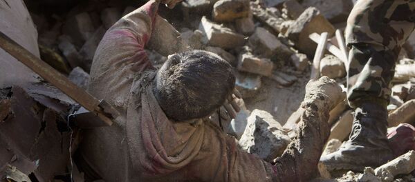 ネパール地震、女性被災者、瓦礫の下で３３時間の忍耐 - Sputnik 日本