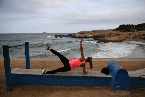 イパネマの浜辺でスポーツをする娘　リオデジャネイロで。 - Sputnik 日本