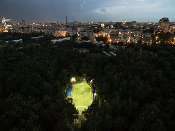 サッカーに興じる人達　モスクワ・ネスクチヌィ-サート（「退屈しない庭園」の意味） - Sputnik 日本