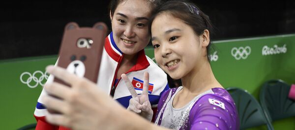 北朝鮮と韓国の体操選手が一緒に自撮り(写真) 北朝鮮と韓国の体操選手が一緒に自撮り(写真) - Sputnik 日本