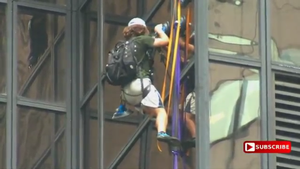 Guy climbing Trump Tower with suction cups - Sputnik 日本