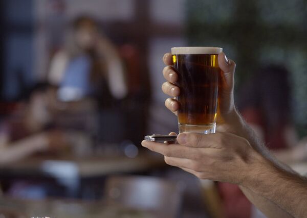 スマート・ビアジョッキでビールは安く飲めるし、タクシーまで予約できちゃう！ - Sputnik 日本