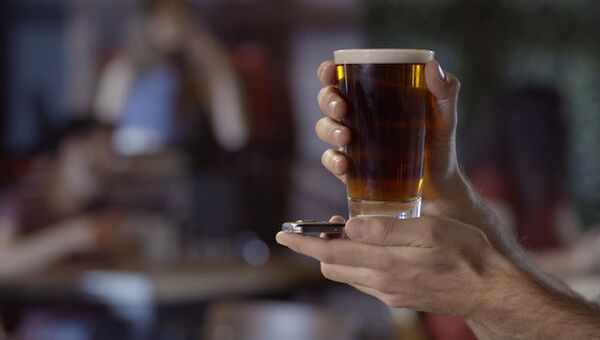 スマート・ビアジョッキでビールは安く飲めるし、タクシーまで予約できちゃう！ - Sputnik 日本