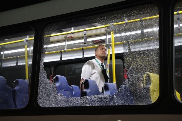 投石により割れた窓　ジャーナリストを乗せたバス　リオデジャネイロで。 - Sputnik 日本