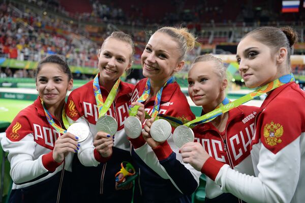 女子体操団体で銀メダルを獲得したロシア・チーム。 - Sputnik 日本