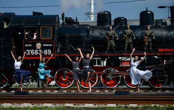 演劇仕立てのイベント参加者　「パドモスコーヴナヤ」駅での「鉄道員の日」を祝う蒸気機関車パレードで。 - Sputnik 日本