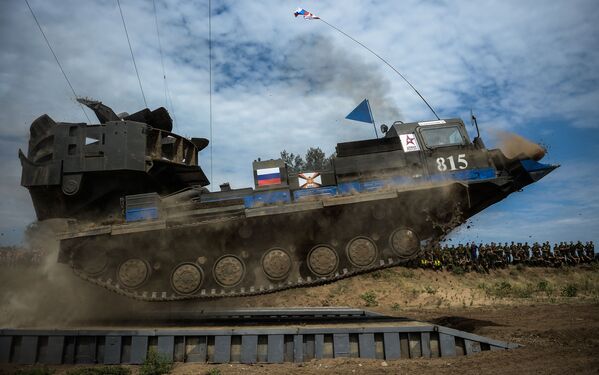 基礎穴を掘るための特別車両МDK-3に乗るロシア軍人。 - Sputnik 日本