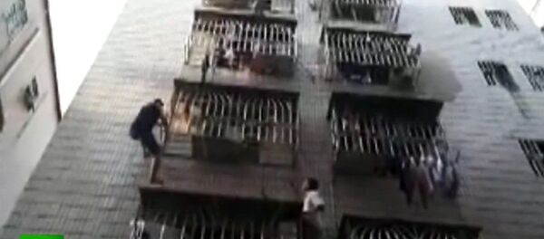 現代のスーパーマン！またはスパイダーマン？中国男性が子供を救うためにビルの6階まで壁を上る - Sputnik 日本