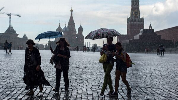Горожане во время дождя на Красной площади в Москве - Sputnik 日本