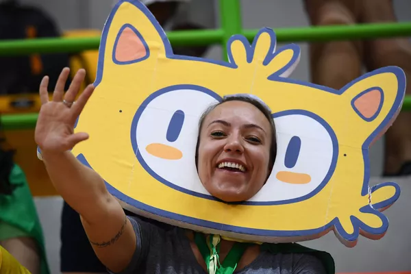 リオ五輪のマスコット、ヴィニシウスのお面をかぶったファン リオ五輪のマスコット、ヴィニシウスのお面をかぶったファン - Sputnik 日本