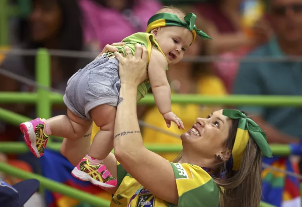 ブラジル人は子ども大人もスポーツが大好き。子どもと一緒に観戦のブラジル人親子 ブラジル人は子ども大人もスポーツが大好き。子どもと一緒に観戦のブラジル人親子 - Sputnik 日本