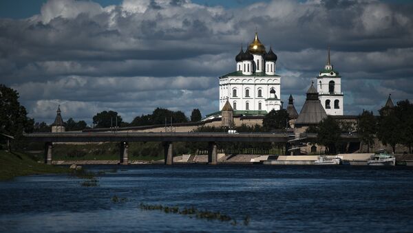 Мост через реку Великую и Свято-Троицкий кафедральный собор Псковского Кремля в Пскове - Sputnik 日本