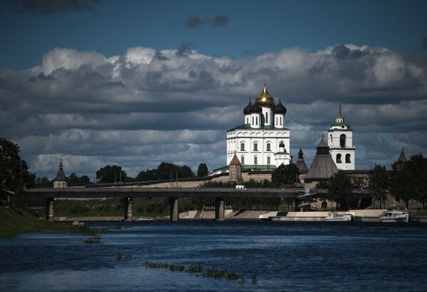 プスコフのヴェリーカヤ川にかかる橋と城塞にある聖三位一体主教座教会 - Sputnik 日本