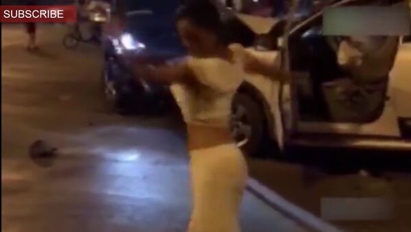 死神の踊りか？　中国女性、車ではねた相手の前で踊りだす - Sputnik 日本
