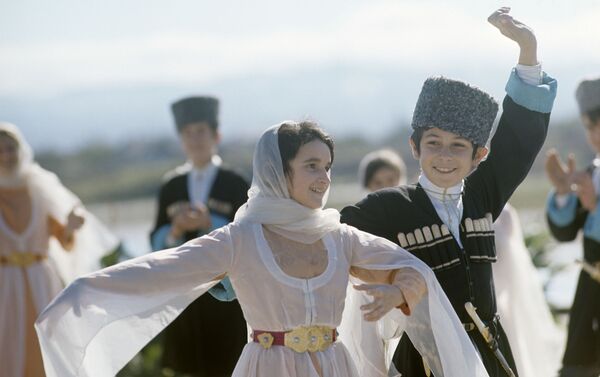 男の子と女の子がダゲスタンの民族舞踊で旋回 - Sputnik 日本