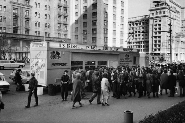 ソ連のピロシキもおいしかったが、それでも人々はピザの第1号店に行列した。 - Sputnik 日本