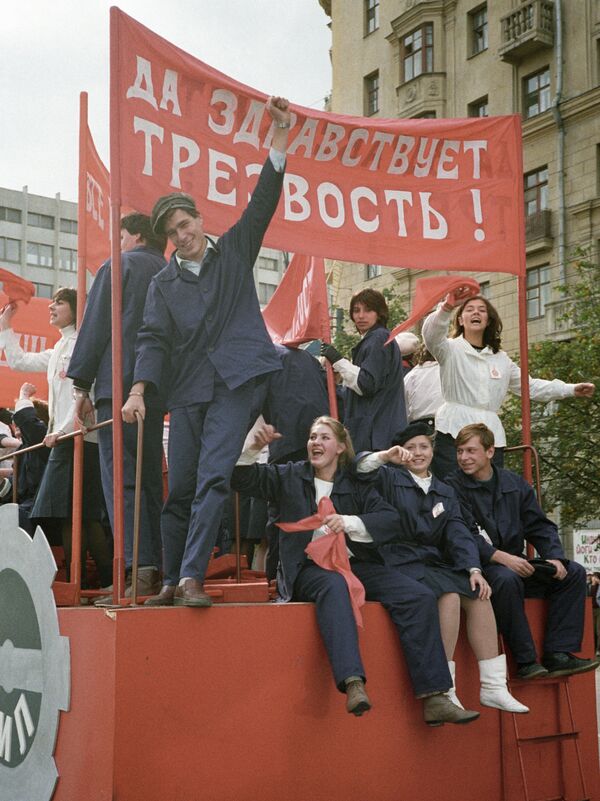 1985年、ソ連の歴史において恒例化していた反アルコール・キャンペーン、いわゆる「ゴルバチョフ禁酒令」が発表された。キャンペーンには、集中的な節酒キャンパーンが伴った。 - Sputnik 日本