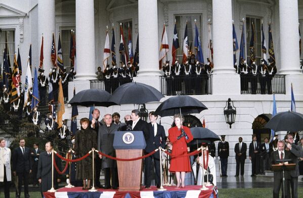 1987年⒓月8日、ワシントンで、ソ米首脳会談が実施され、ゴルバチョフ書記長とレーガン大統領が、中短距離ミサイル廃絶に向けた、期限を設けない条約に調印した。 - Sputnik 日本