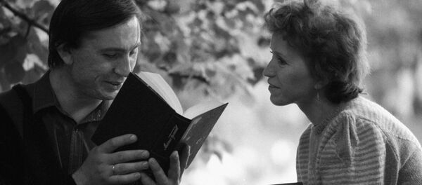 ブルガーコフの小説を手に取る若者 ブルガーコフの小説を手に取る若者 - Sputnik 日本