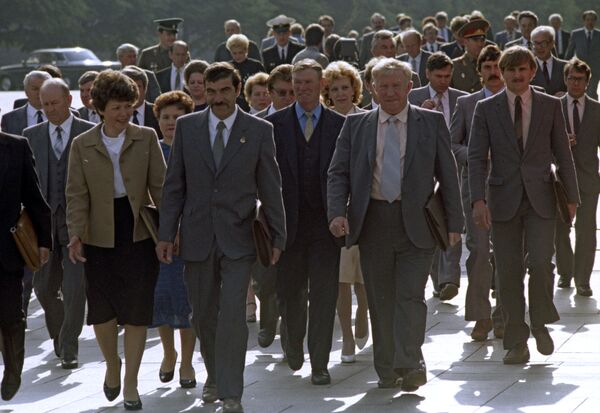 1989年3月　ソ連人民代議員選挙が行われた。ソ連権力の最高機関の初めての選挙で、有権者達は初めて、複数の候補者の中から自分の意思で代議員を選んだ。 - Sputnik 日本