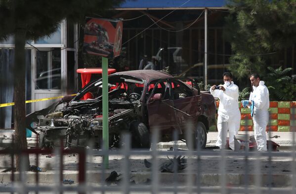 米大使館前の爆発現場を検証するアフガニスタン保安庁職員　首都カブールで。 - Sputnik 日本