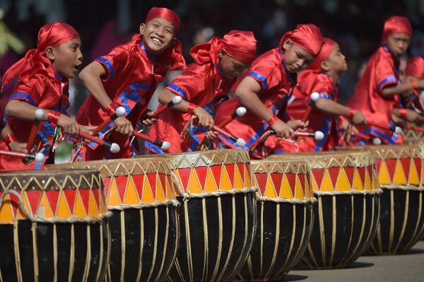 独立記念日の祝典で民族楽器「ドル」を演奏するインドネシアの少年達　首都ジャカルタで。 - Sputnik 日本