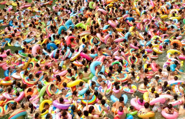 プールで休息する人々　中国で。 - Sputnik 日本