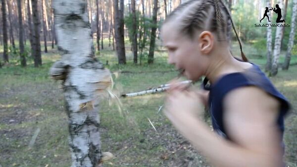 ロシア少女、白樺の樹を殴って破壊 - Sputnik 日本