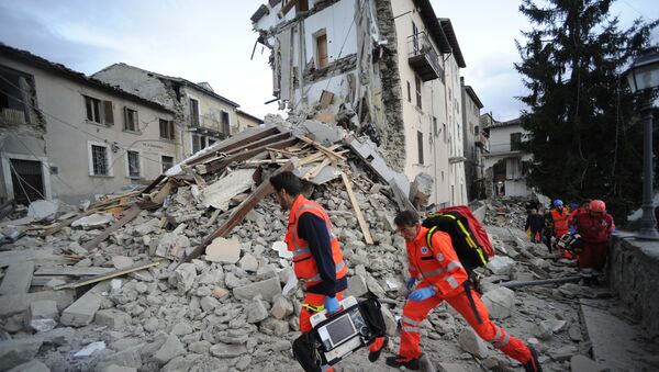 Спасатели у разрушенного дома в результате землетрясения в итальянском городе Аматриче - Sputnik 日本