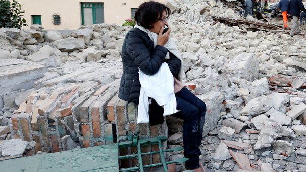 Жительница после землетрясения в итальянском городе Аматриче - Sputnik 日本