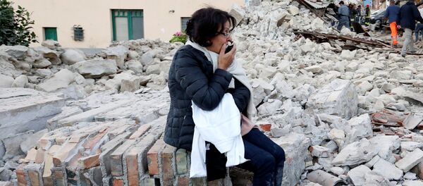 Жительница после землетрясения в итальянском городе Аматриче - Sputnik 日本