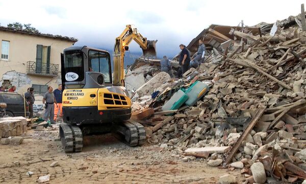 救助隊。地震により、ラツィオ州アマトリーチェでは、大きな被害が出ており、人々が倒壊した建物の下敷きになっていると伝えられた。 - Sputnik 日本