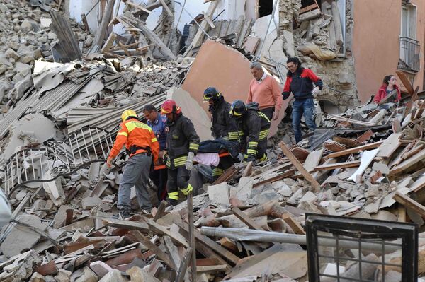 地震の被災者を瓦礫の下から引き出す救助隊 - Sputnik 日本