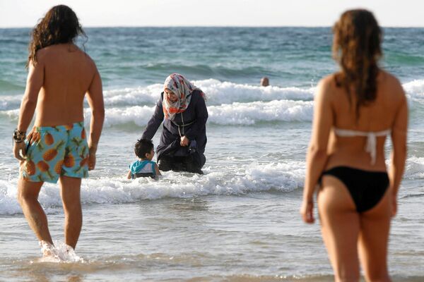 ヒジャーブ姿のイスラム教徒女性がテルアビブのビーチで子供に水浴させる - Sputnik 日本