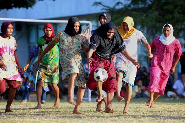 アチェ市民、女性の服に身を包んでサッカー、バンダアチェ、インドネシア - Sputnik 日本