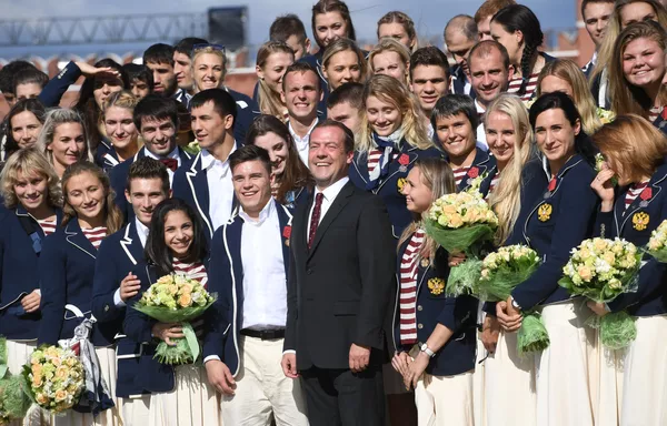リオ五輪メダル受賞者にメドヴェージェフ首相が車を贈る式典 リオ五輪メダル受賞者にメドヴェージェフ首相が車を贈る式典 - Sputnik 日本