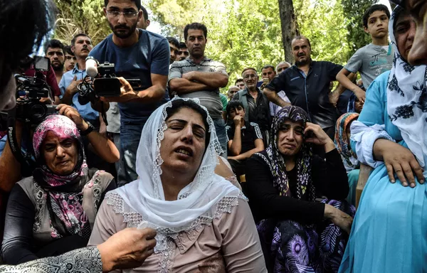 夜間の攻撃で殺された人々を悼む女性、ガジアンテップ、トルコ 夜間の攻撃で殺された人々を悼む女性、ガジアンテップ、トルコ - Sputnik 日本