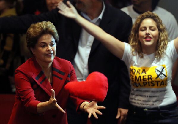 サンパウロの民主主義推進運動の会議における一時免職中のブラジル大統領ジルマ・ルセフ氏 - Sputnik 日本