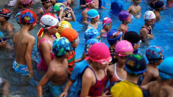 中国、プールで児童３００人が感染 - Sputnik 日本