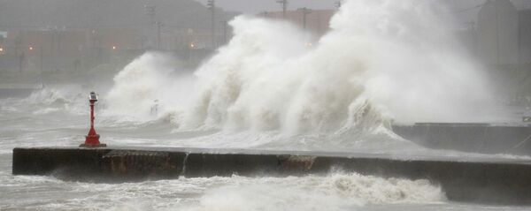 Волны во время тайфуна в Японии - Sputnik 日本