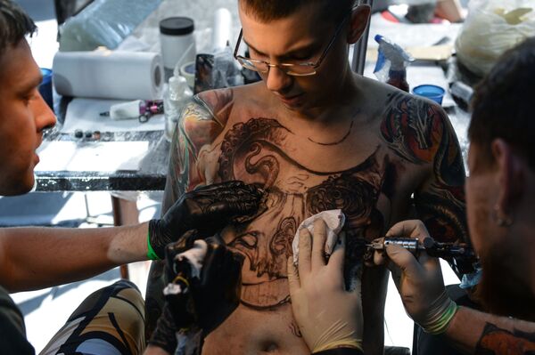 希望者はタトゥーを彫ってもらうこともできた - Sputnik 日本